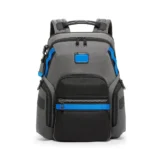 仕事と街にちょうどいい余白を｜TUMI ALPHA『ナヴィゲーション』バックパックが大人の定番になる理由