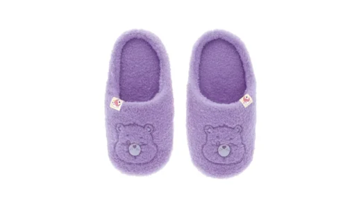 足元にケアベアがちょこん｜丸眞 ルームシューズ スウィートドリームベア（5545006300）でおうち時間がほっと和む