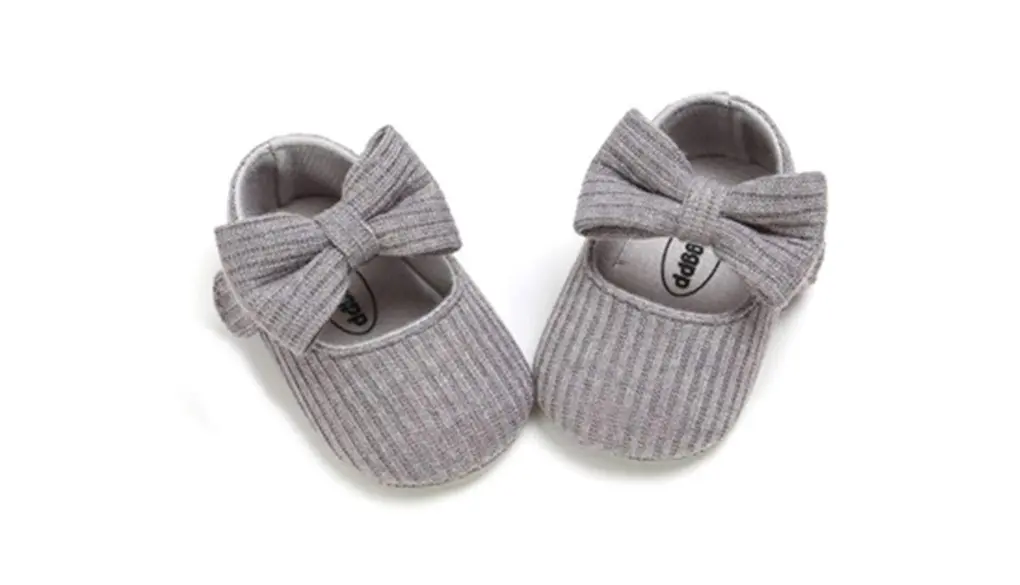 [Primavera] ベビーシューズ 秋冬春 ファーストシューズ 赤ちゃん 女の子 靴 ドレスシューズ ルームシューズ 出産祝い プレゼント よだれかけ付き