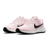 NIKE レボリューション 6で歩く日が軽くなる？普段使いにも頼れる一足