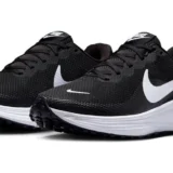 NIKE レボリューション 8は毎日履ける？黒スニーカーの新定番
