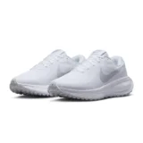 NIKE レボリューション 8｜白スニーカー感覚で履ける軽やかな一足