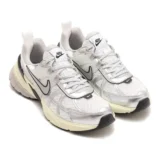 NIKE V2K RUNで足元が変わる？白スニーカーにレトロな存在感を