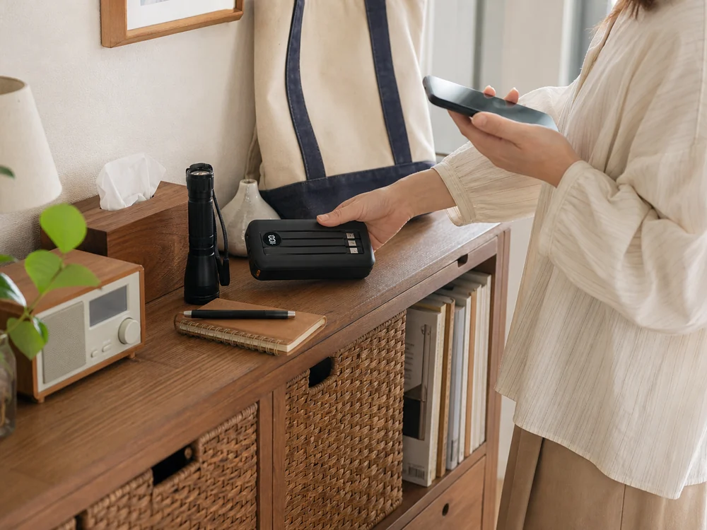 日常の備えとして手に取りやすいCiunedrモバイルバッテリーの使用イメージ