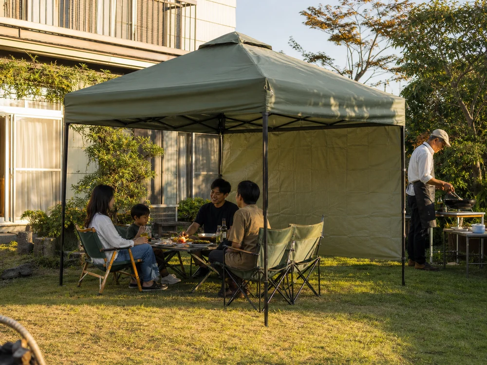 庭で日差しを避けながら使うグリーンのタープテント