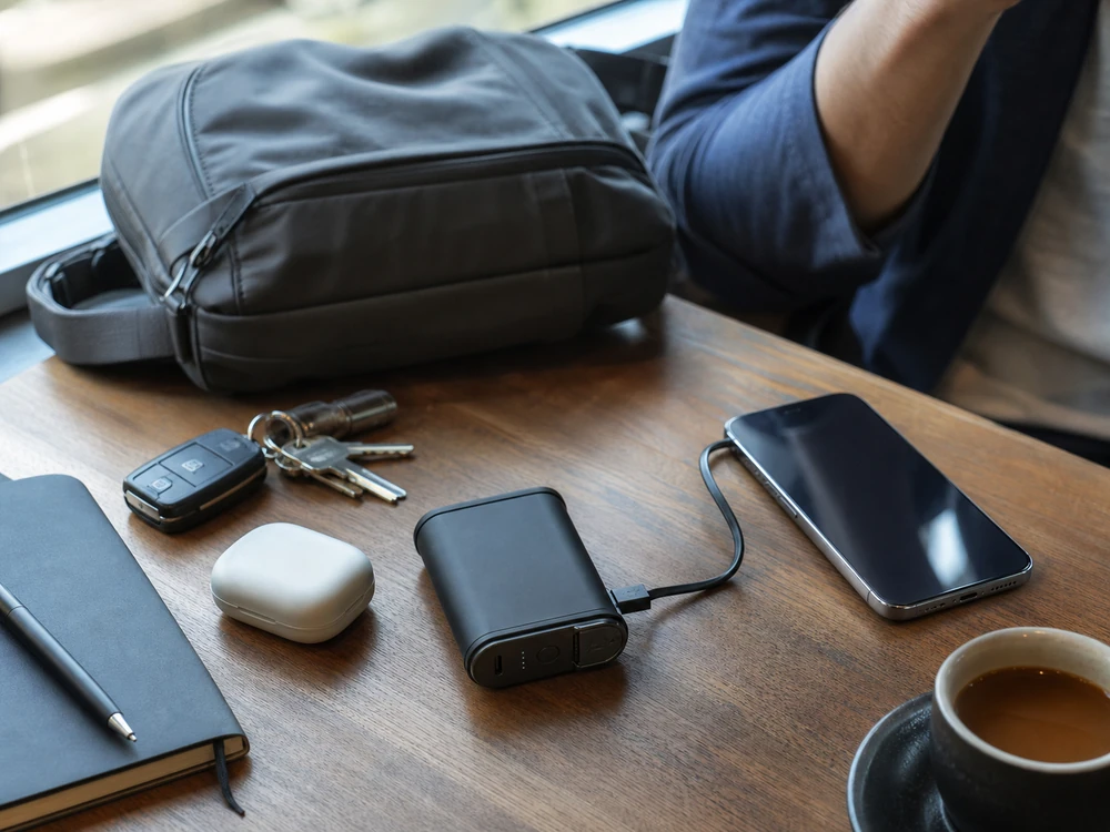 BT-22風の電池交換式モバイルバッテリーでスマートフォンを充電する利用シーン