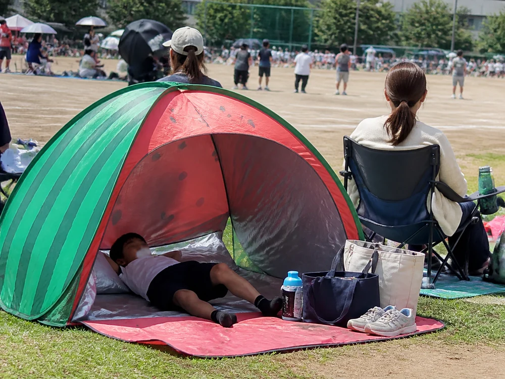 運動会の待ち時間に子どもが休むポップアップテントのイメージ