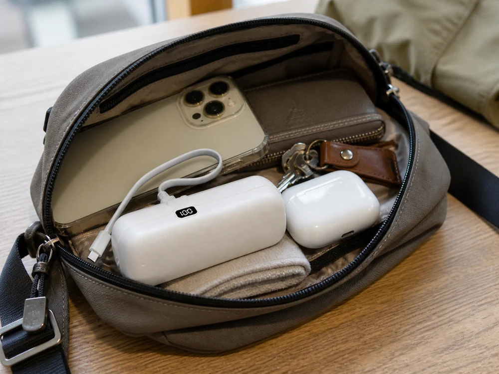 外出用バッグに収まるNaiere Beauの小型モバイルバッテリー