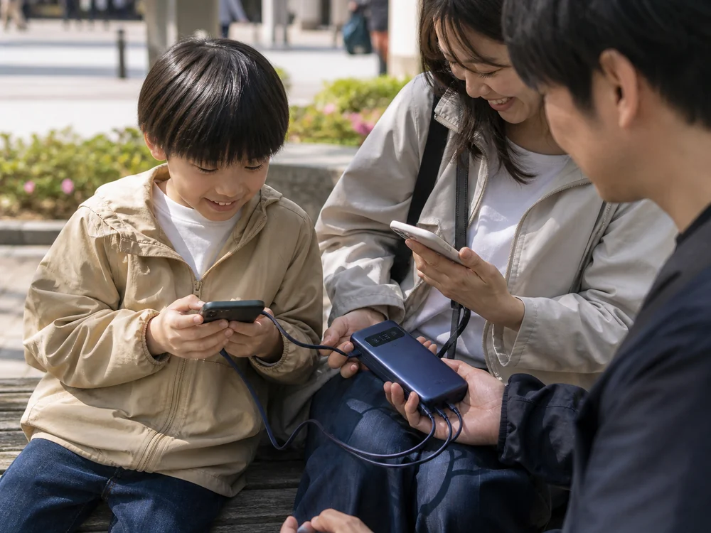 複数端末をまとめて充電するOHOVIVモバイルバッテリーの使用イメージ