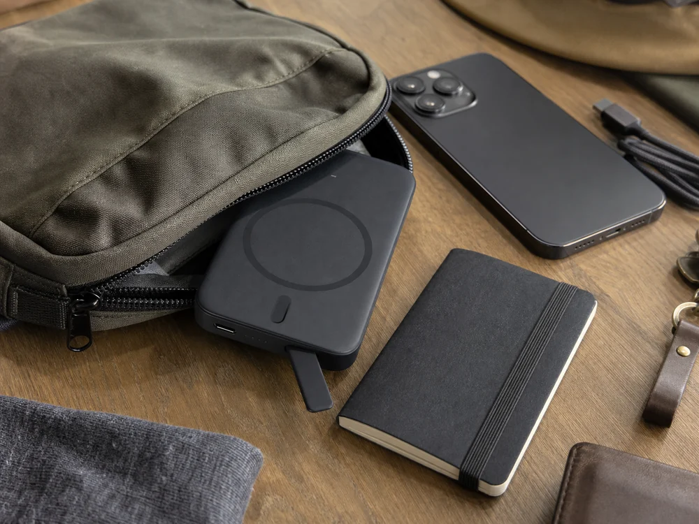 ポーチと一緒に持ち歩く黒いMagSafe対応モバイルバッテリーの携帯イメージ