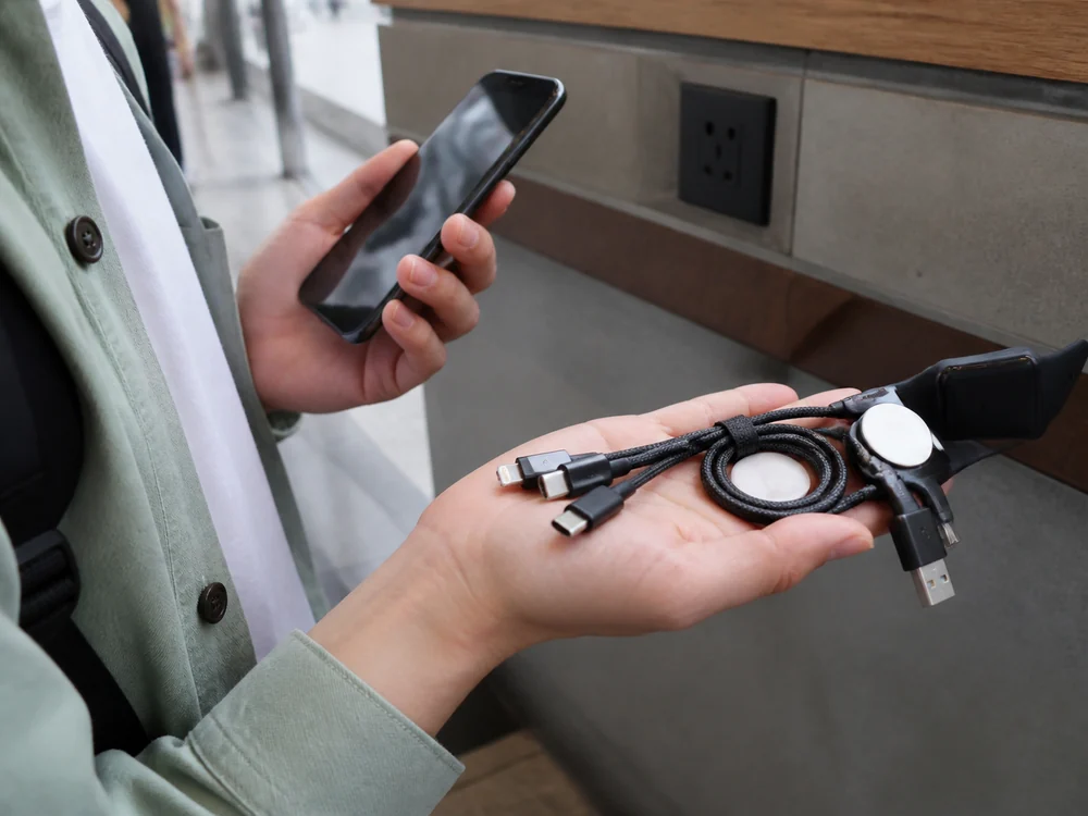 手のひらで収まる短い3in2充電ケーブルのサイズ感が分かる様子