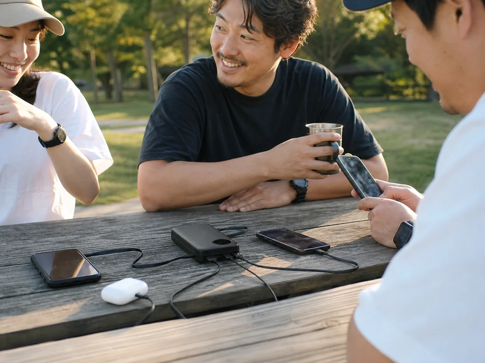 複数の端末を同時に充電できる大容量モバイルバッテリーの利用イメージ