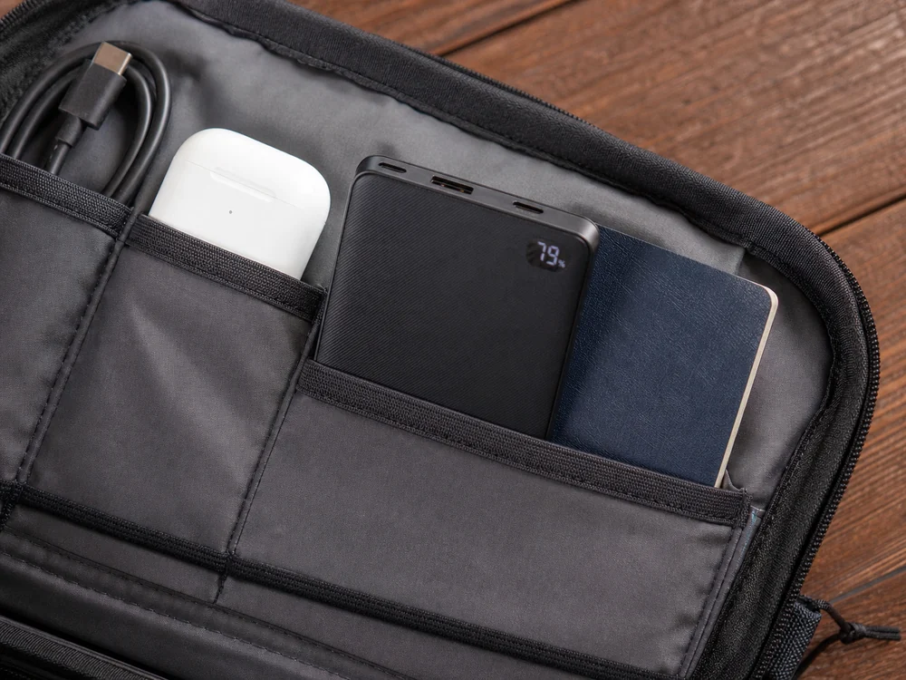 ポーチに収まる薄型モバイルバッテリーの使用イメージ