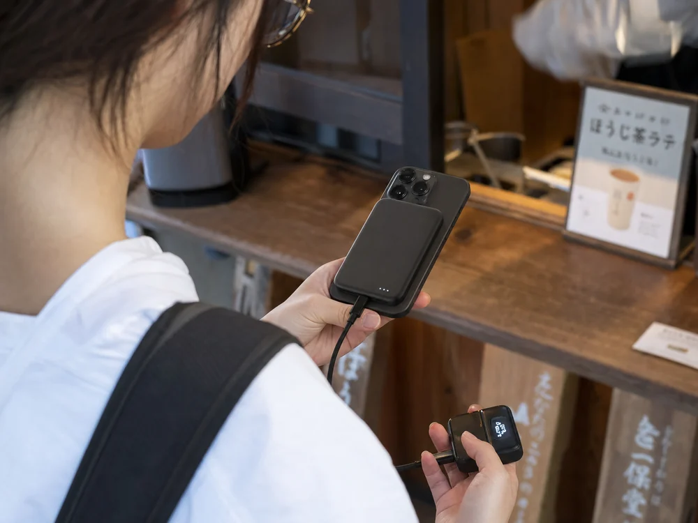 薄型MagSafeバッテリーでスマホを使いながら充電するイメージ