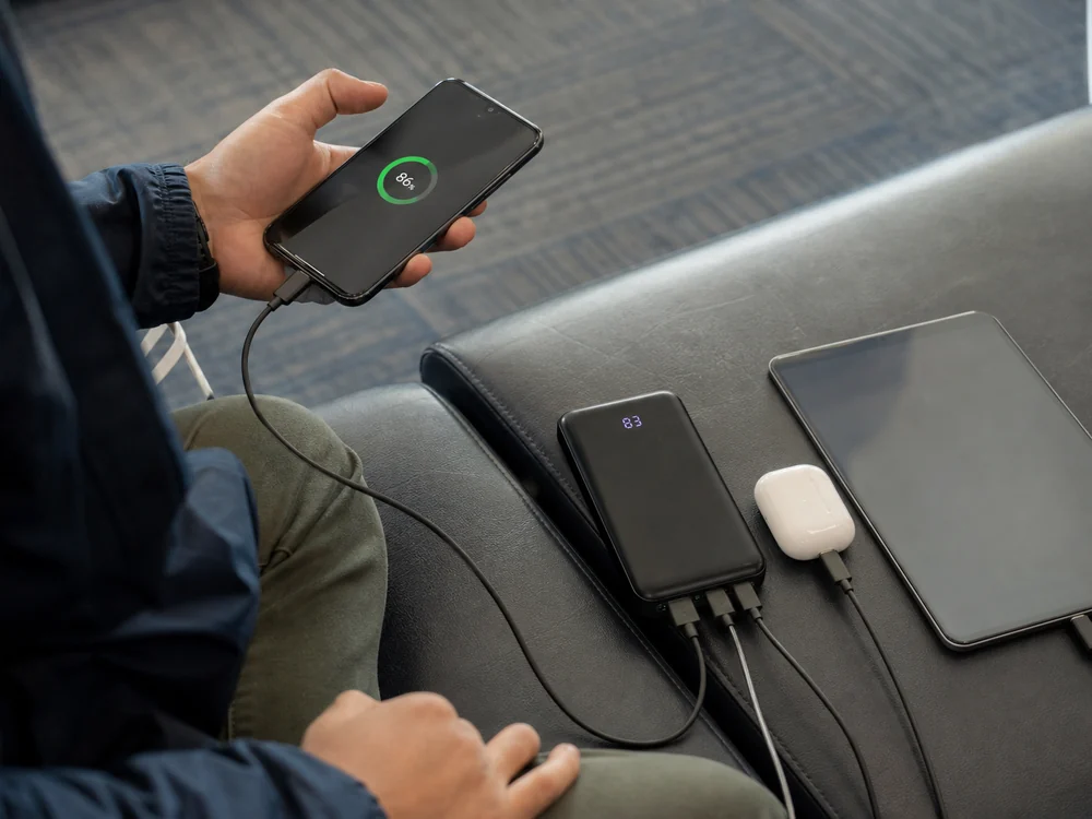 複数の小型端末を同時に充電するモバイルバッテリーのイメージ