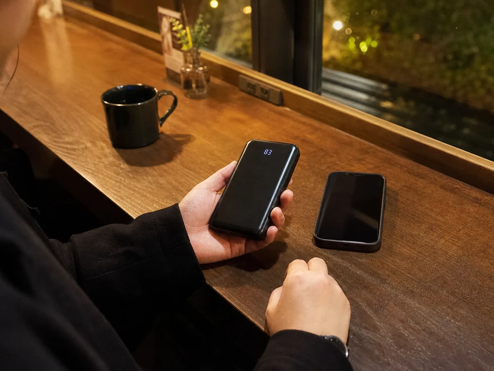 外出前に残量表示を確かめる薄型モバイルバッテリーのイメージ