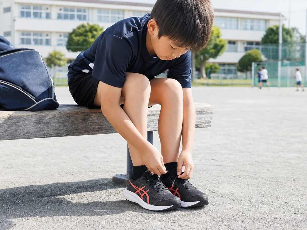 運動前にPATRIOT 13 GSのフィット感を確かめる子ども