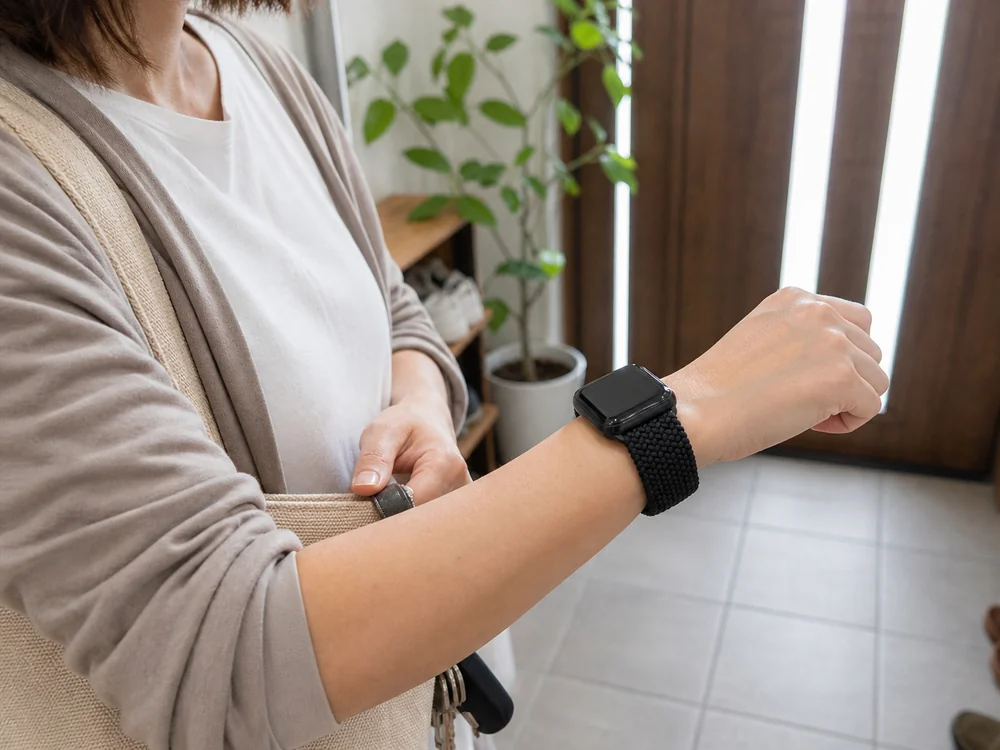 普段着でブラックの編み込みApple Watchバンドを自然に使っている日常シーン