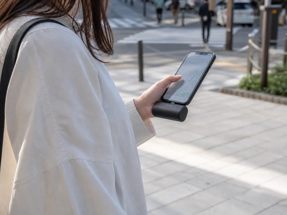 立ったままスマホを操作しながら使える直挿しモバイルバッテリーのイメージ