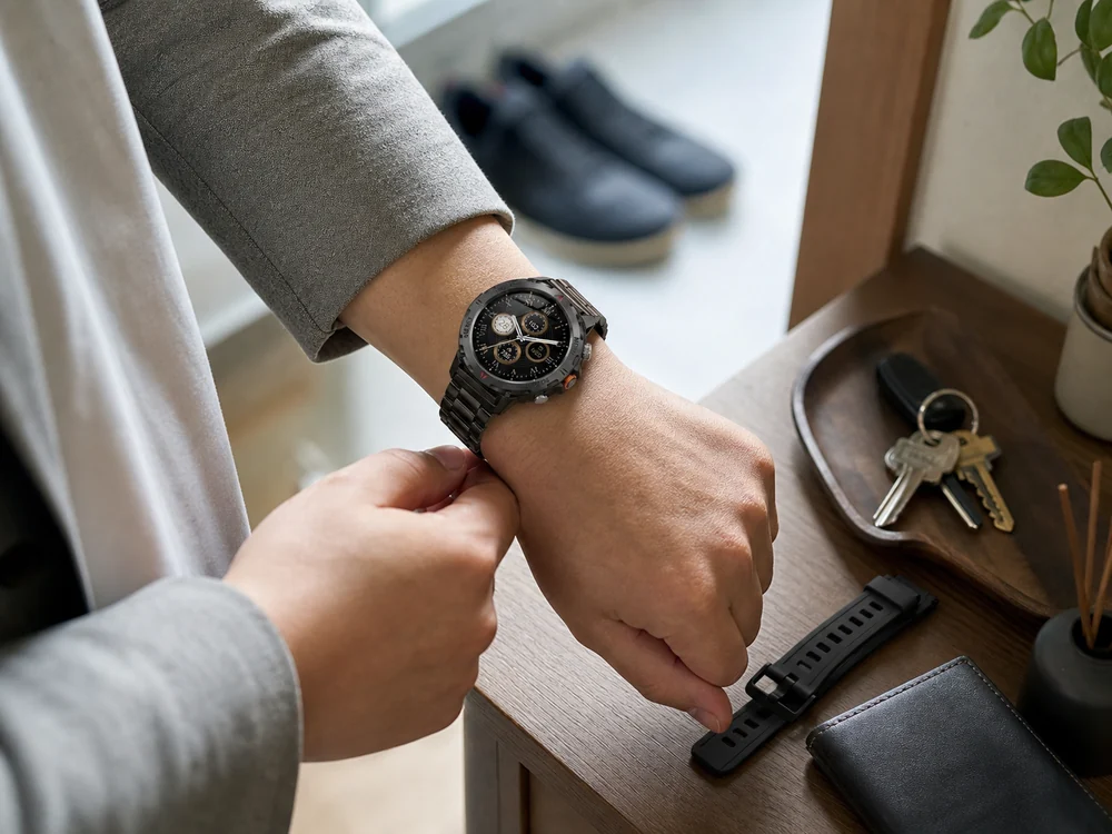 替えベルト付きの丸型スマートウォッチを外出前に身につけるイメージ