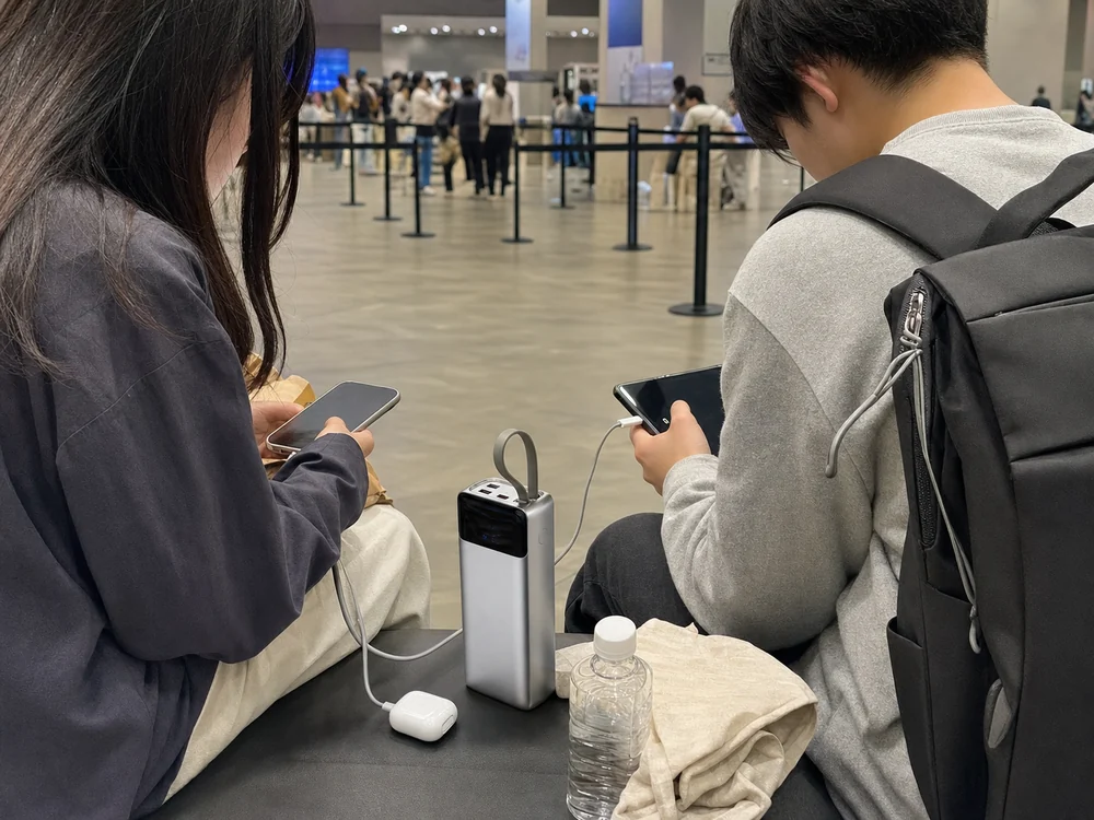 長時間の外出で端末をまとめて支えるFUSSOPモバイルバッテリーの使用イメージ