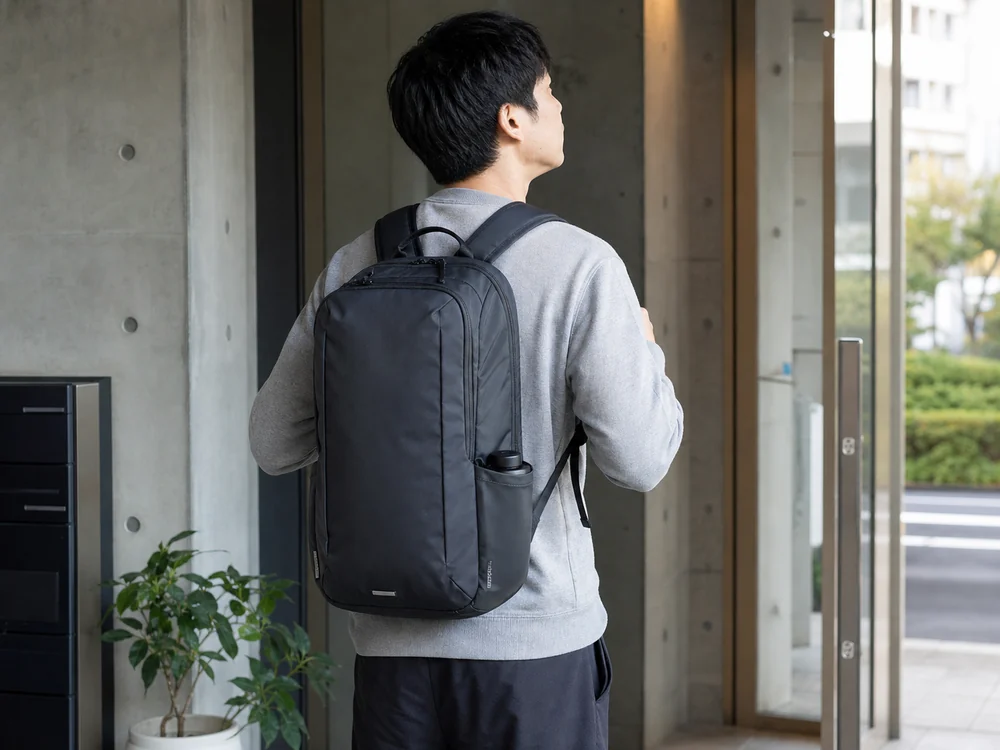 軽量バックパックを背負って朝に出かけるイメージ