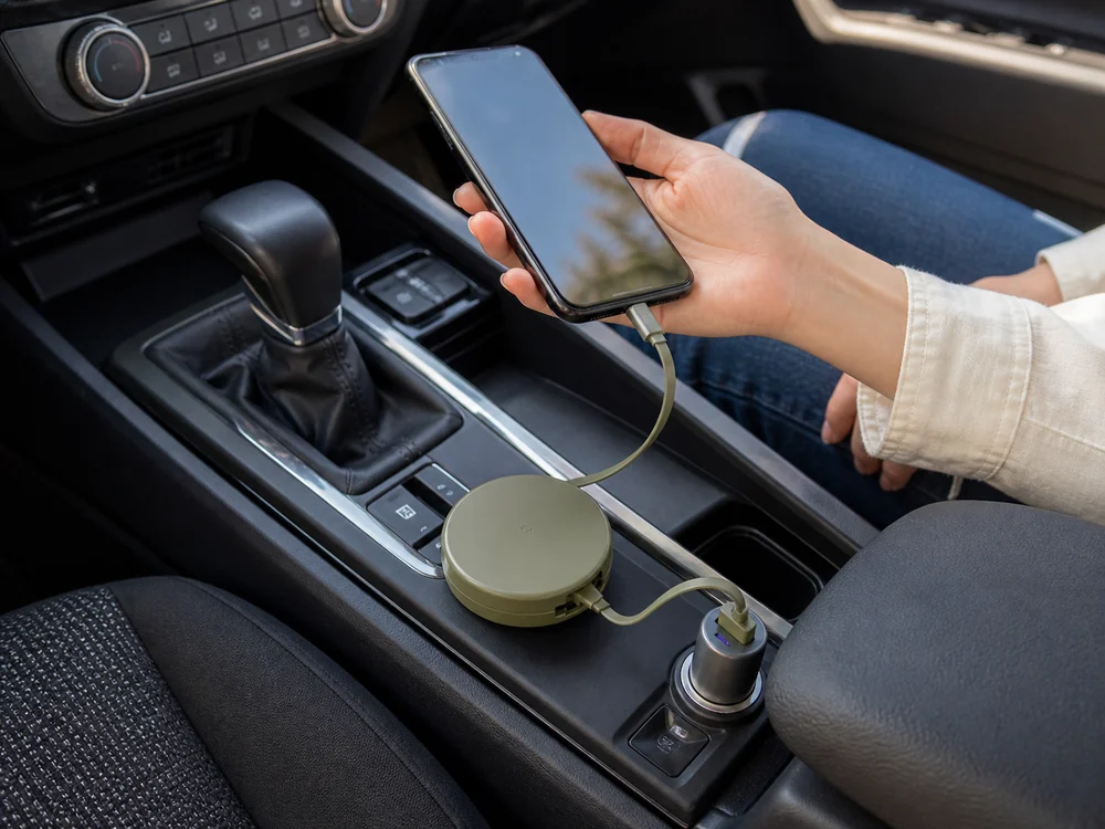 車内でスマートフォンとUSB-C充電器をすっきりつなぐ巻取り式ケーブルの使用イメージ