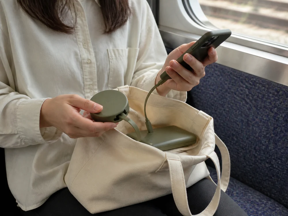車内や移動中でもバッグの中で絡まりにくく使える巻取り式USB-Cケーブルの使用イメージ