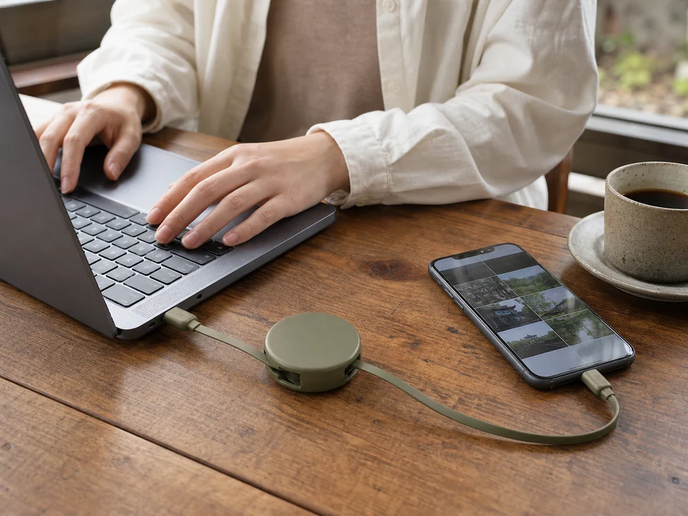 ノートPCとスマートフォンをつないで写真を整理する巻取り式USB-Cケーブルのサイズ感イメージ