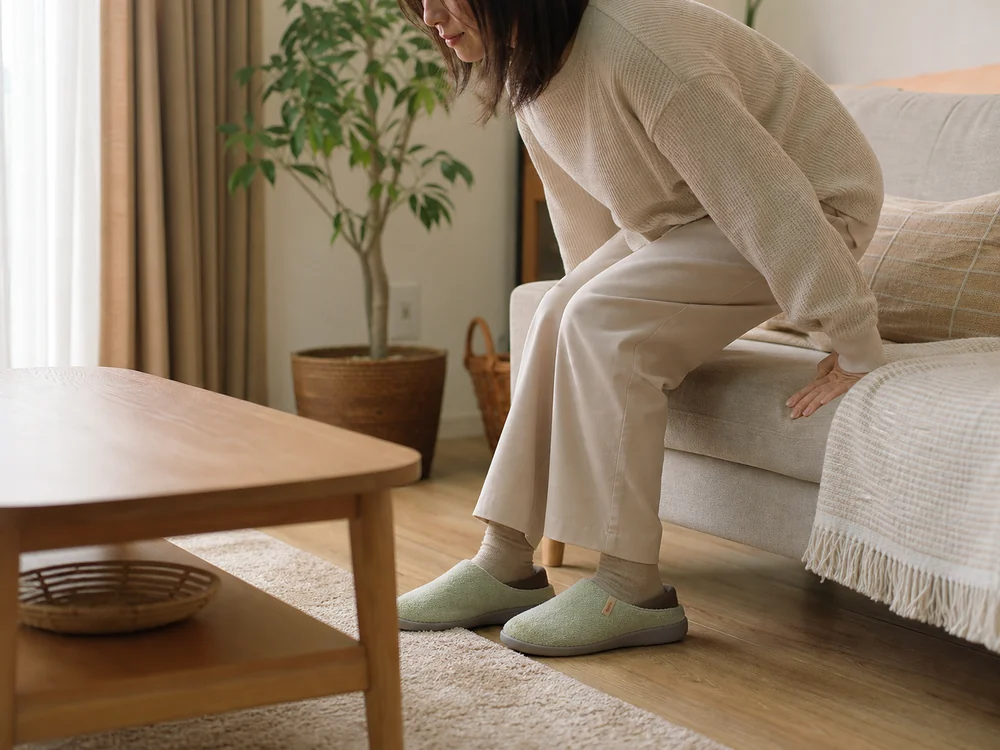 毎日の室内移動で使いやすい2WAYルームシューズの着用イメージ