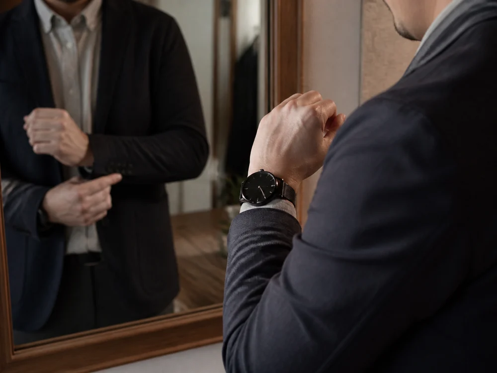 黒いステンレスベゼルを付けたPixel Watchがジャケットに馴染む装着イメージ