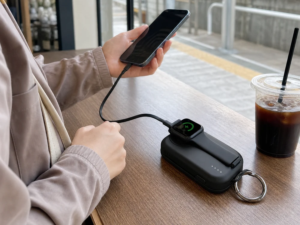 Apple Watchを磁気充電しながら内蔵ケーブルでiPhoneも充電しているRORRYモバイルバッテリー