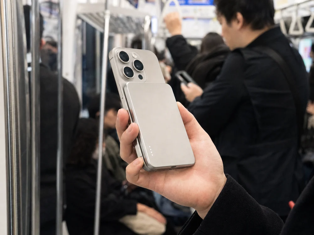 通勤中にスマホへ装着して使う薄型MagSafe対応モバイルバッテリーのイメージ