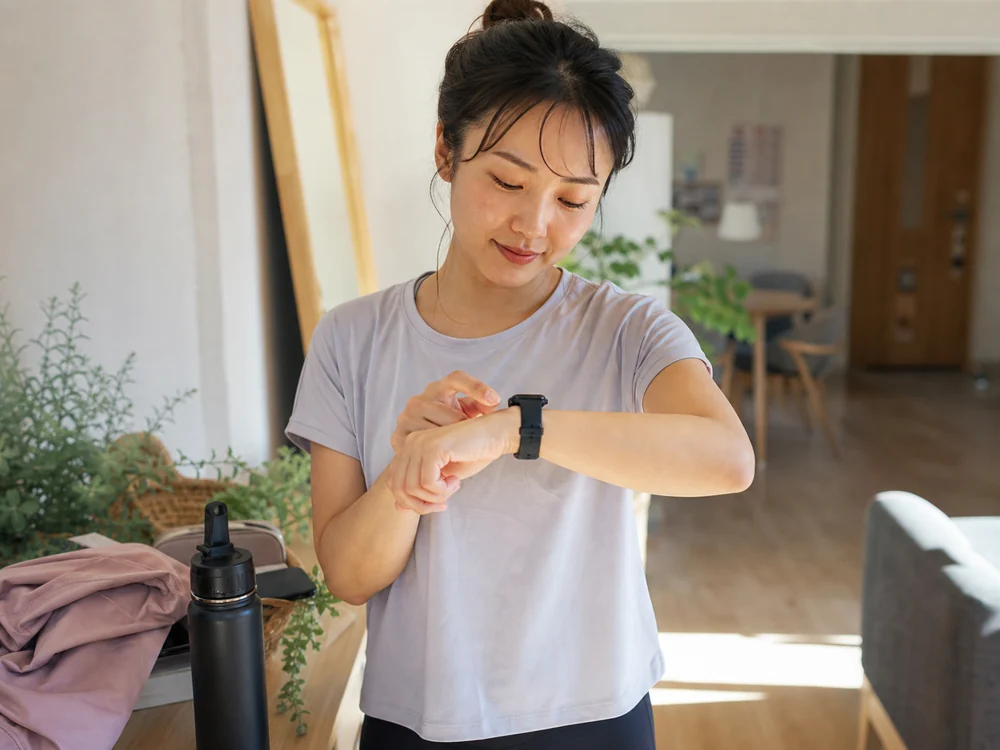 室内で大画面の見やすさを確かめるスマートウォッチの使用イメージ