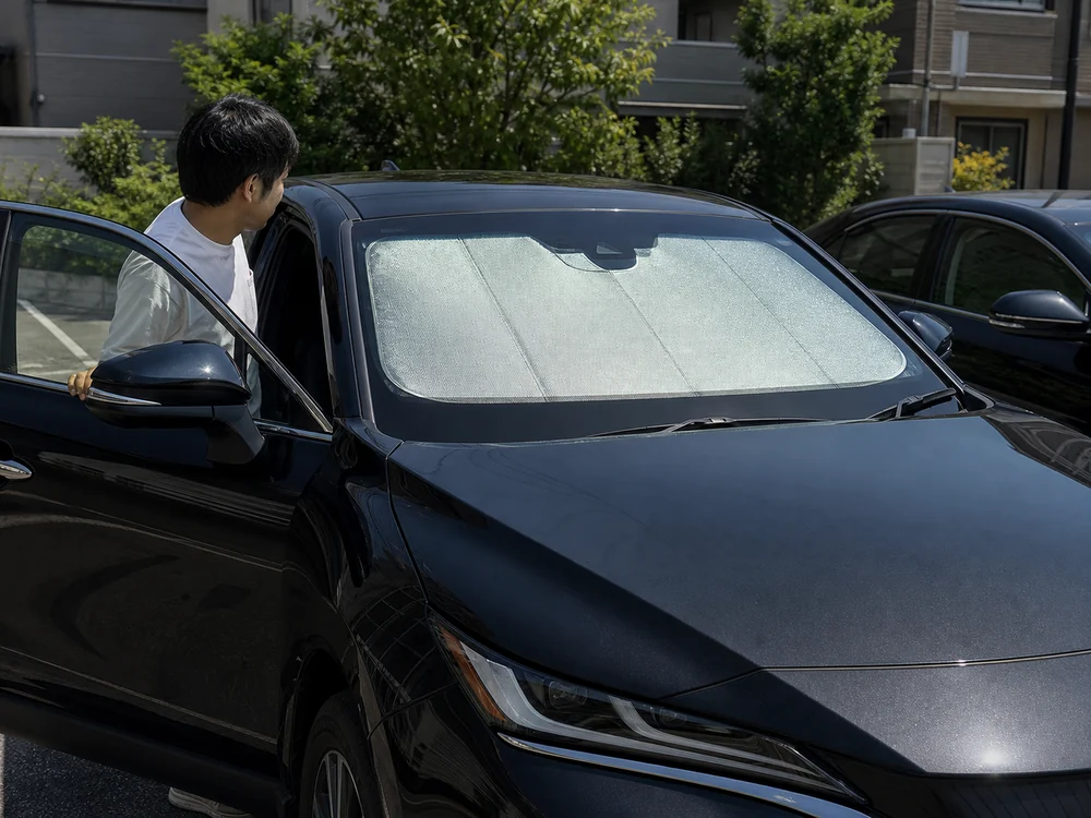 夏の駐車後にハリアー80系のフロントガラスへサンシェードを付けた様子