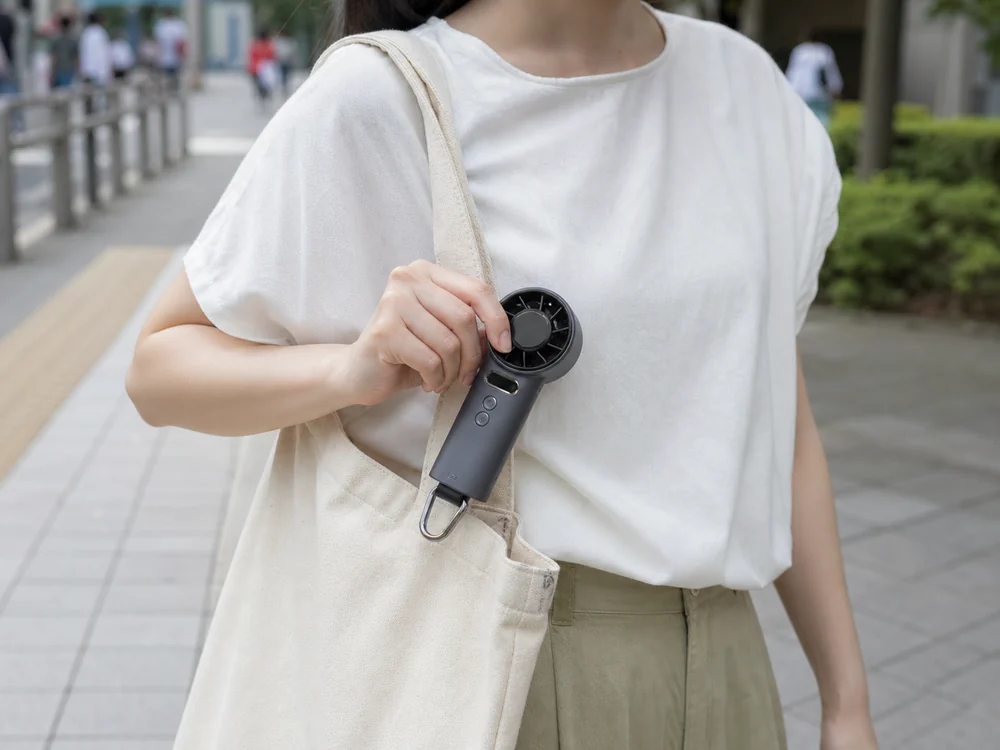 カラビナ付きのTORRAS COOLiFY iva GOの持ち歩きやすさが伝わるイメージ