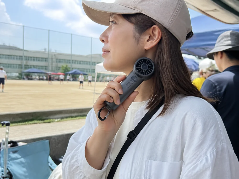 夏の屋外イベント待機中にTORRAS COOLiFY iva GOを使うイメージ
