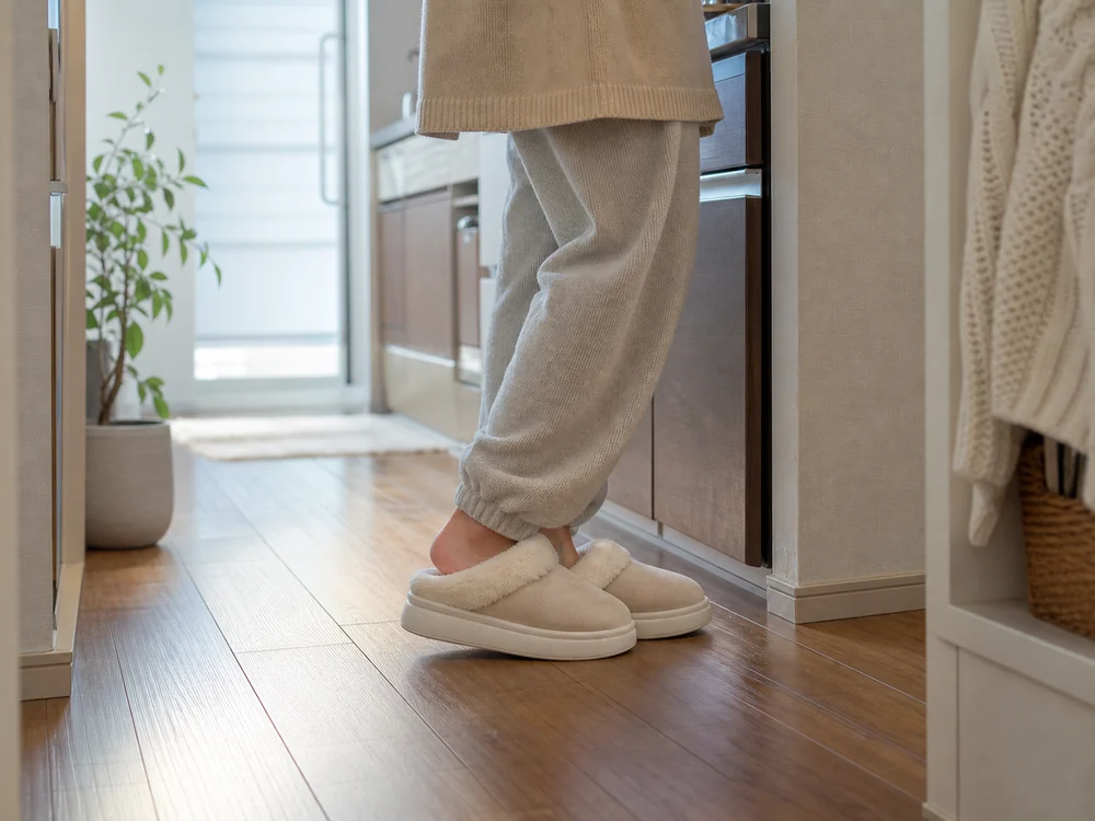 厚底ソールとファーの履き口が分かる冬用ルームシューズの使用イメージ