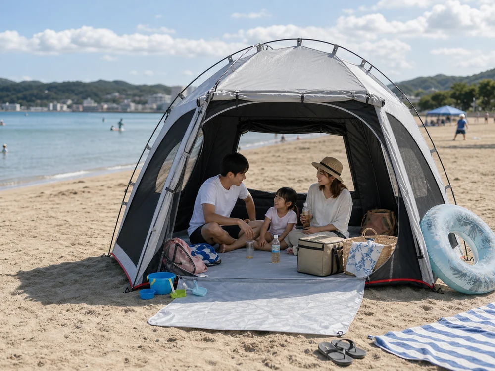 海辺の休憩スペースとしてダークルームシェードを使い、家族が座って過ごしている様子