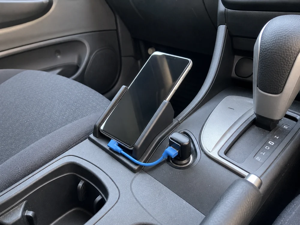 車内のスマホとUSB-Cカーチャージャーを短くつなぐ青いL字ケーブル