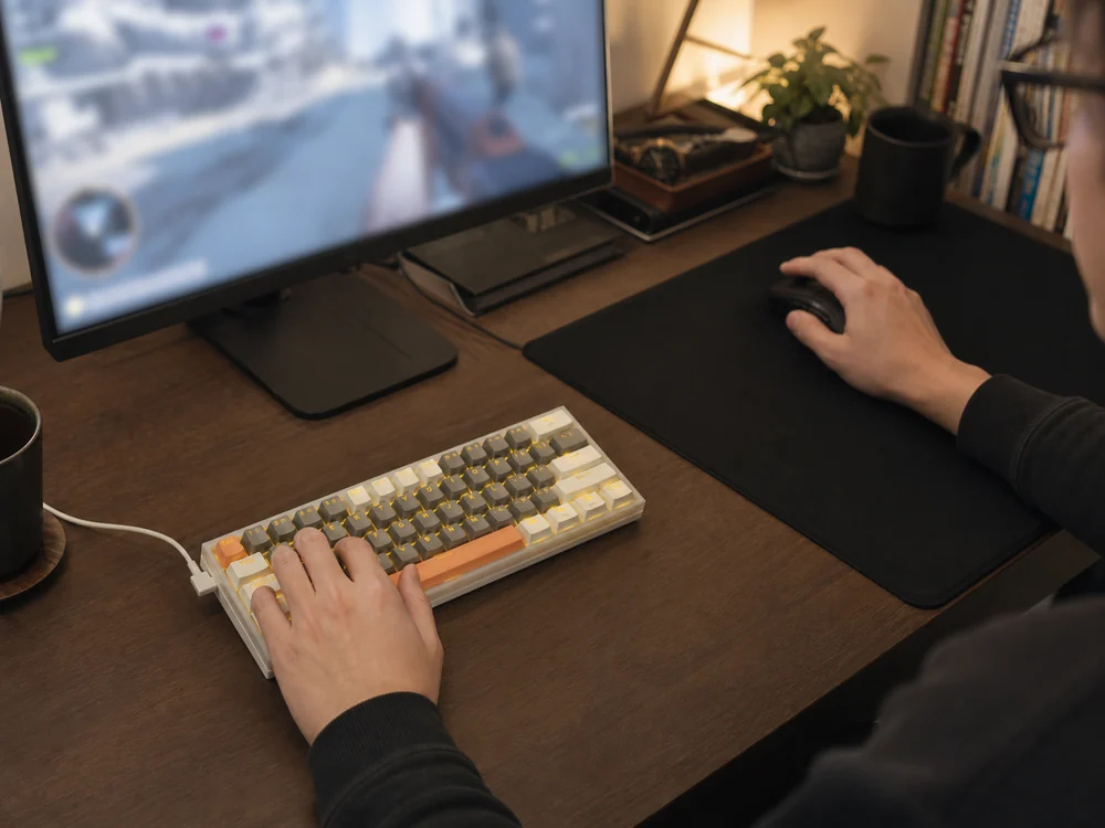 大型マウスの操作スペースを広く取ったデスクで使う61キーキーボード