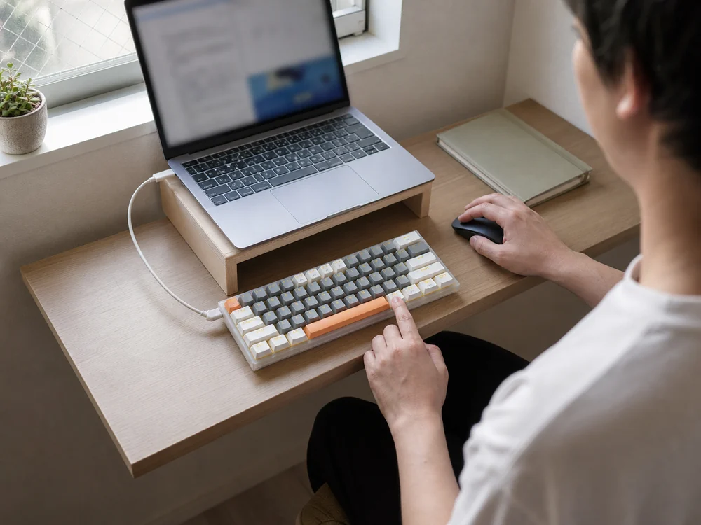 小さなデスクでマウスと61キーキーボードを併用する作業風景