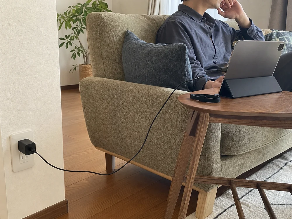 コンセント近くでタブレットにつないだ約1mのUSB-Cケーブル