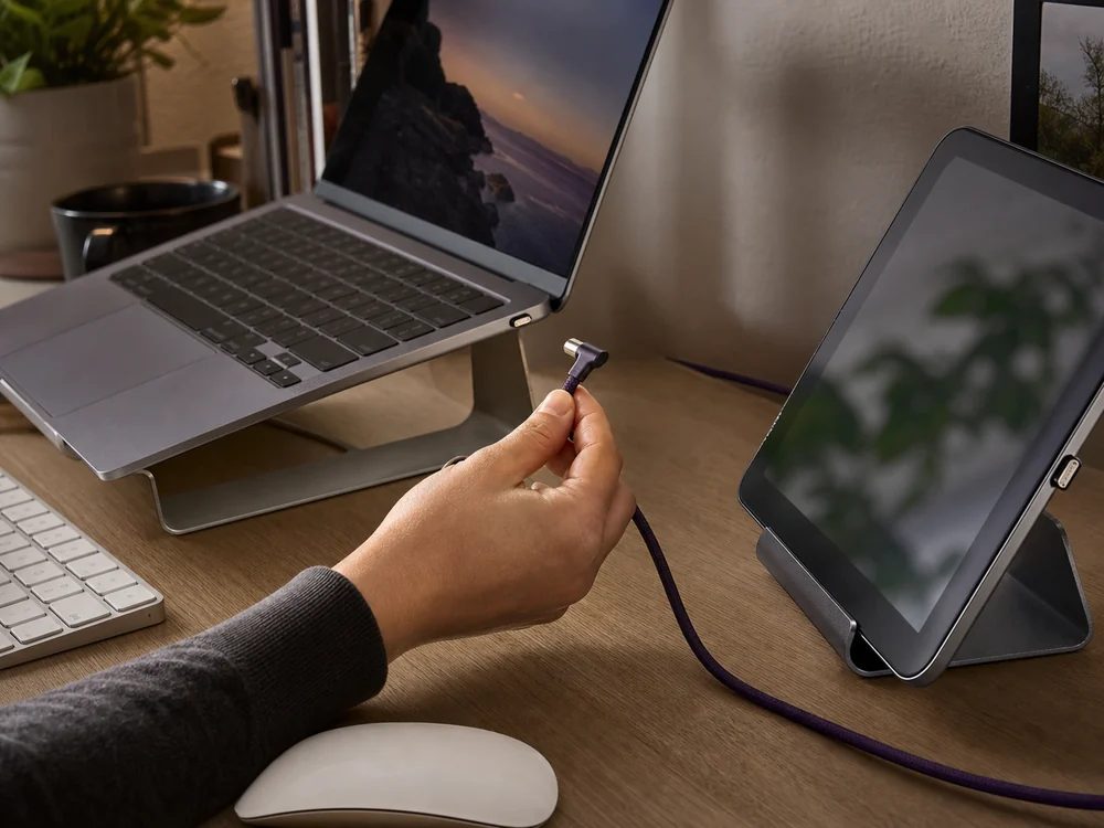 ノートPCとタブレットに残した端子の間で紫色のマグネットUSB-Cケーブルを付け替える手元