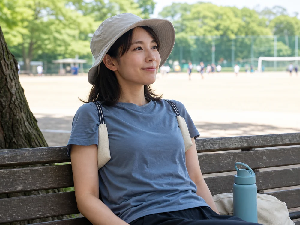 夏の屋外観戦でわきの下用冷却ホルダーを使う人
