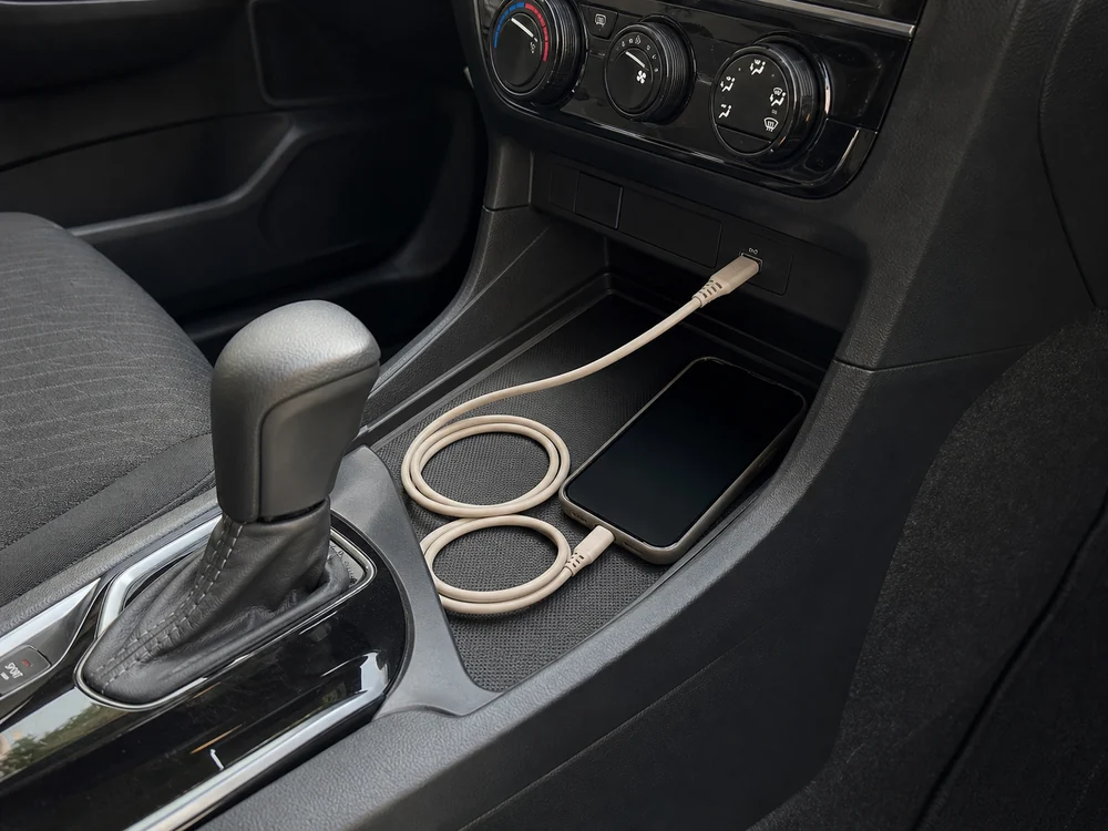 車内でスマートフォンを充電しながら余長がまとまるラテグレージュのUSB-Cケーブル