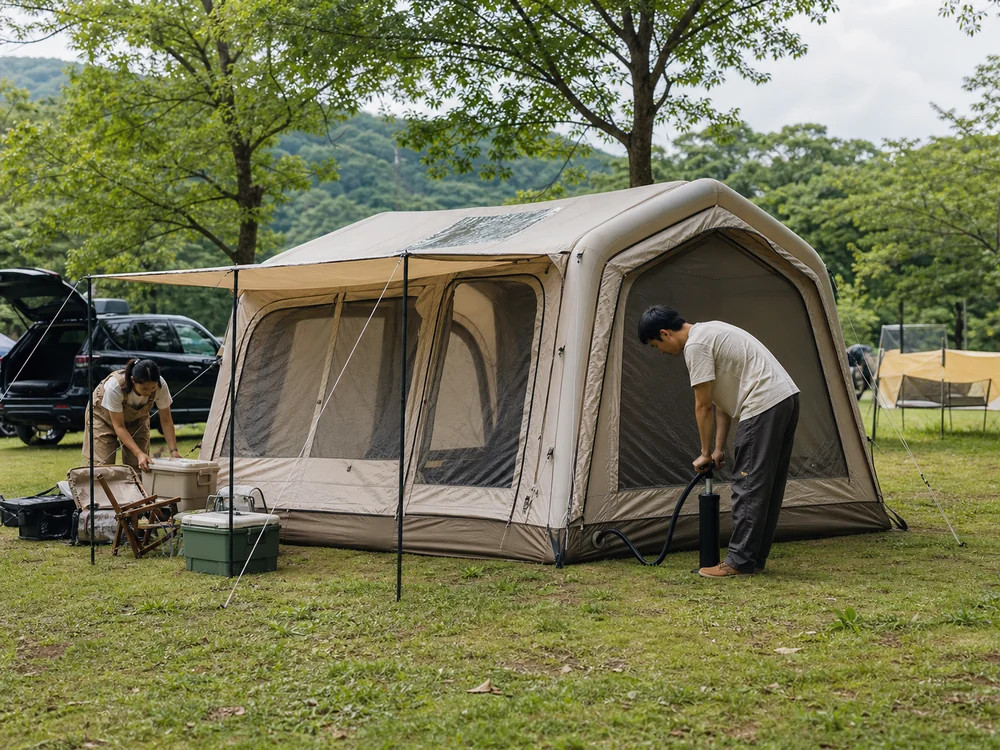 キャンプ場でエアーテントを空気で立ち上げながら設営している様子