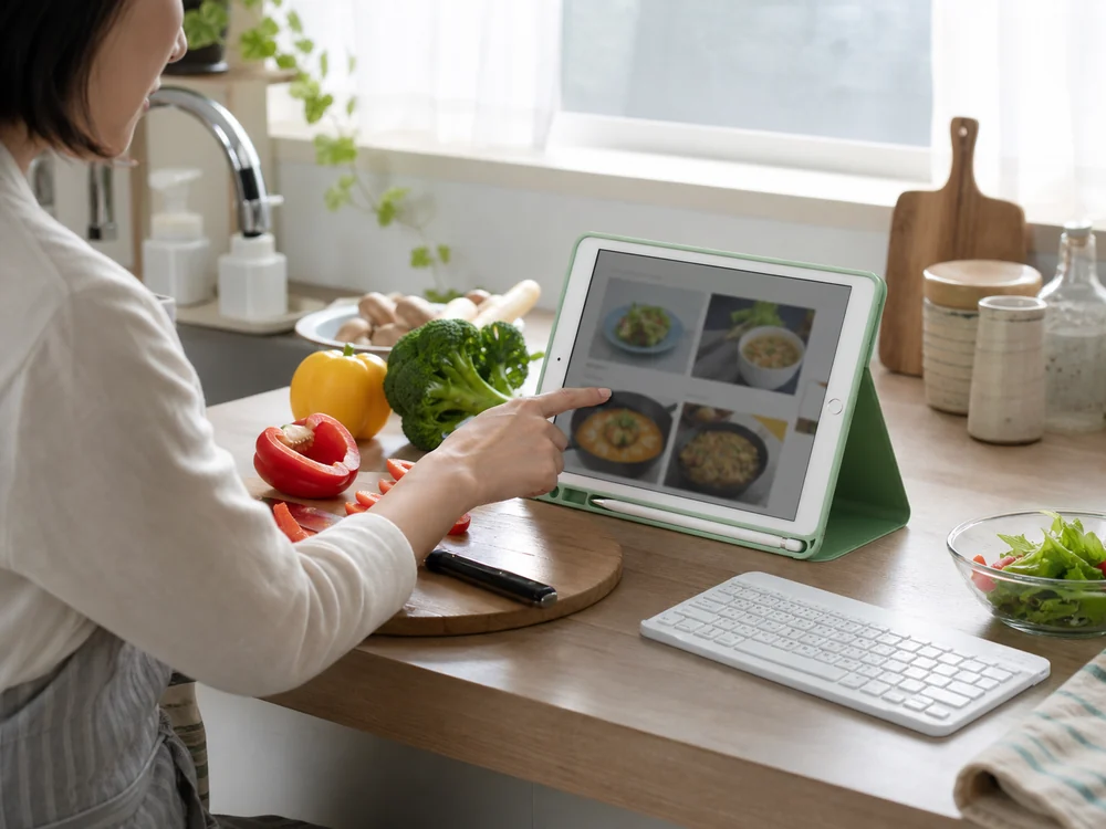 キーボードを外し角度を付けたiPadケースで画面を見る様子